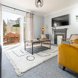  Holiday home Beautiful 3 Bed House That Sleeps 6 Guests With Courtyard & Free Parking By Sharphaus Short Lets & Serviced Management
